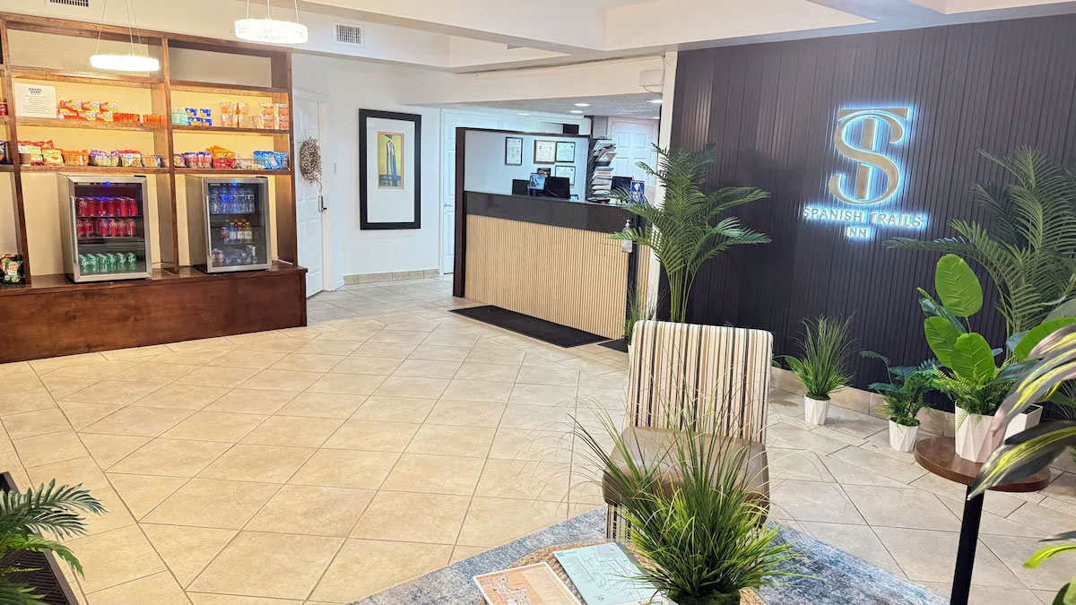 Spanish Trails Inn front desk and lobby