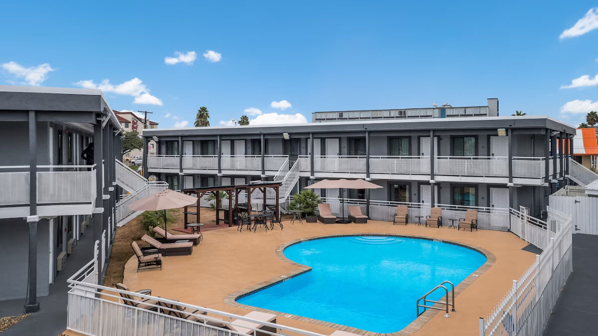 Spanish Trails Inn outdoor pool courtyard
