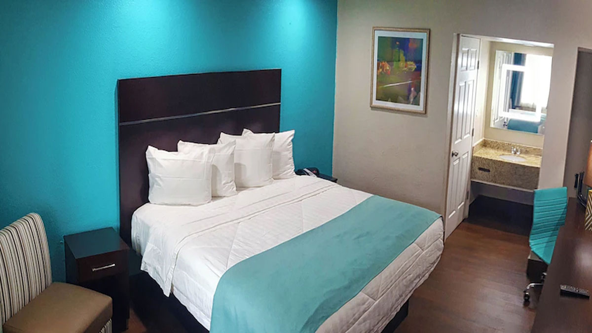 Spanish Trails Inn queen room